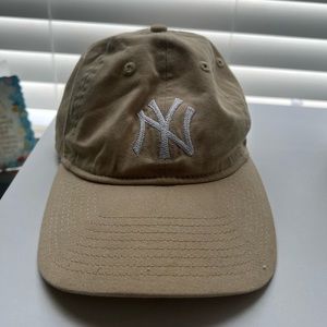 Tan Yankees hat